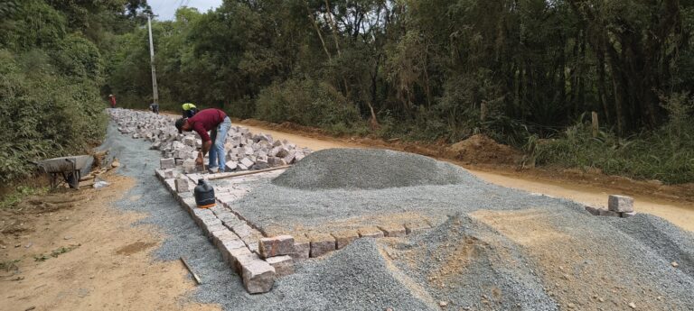 Rua Pedro Buhrer recebe pavimentação em paralelepípedo
