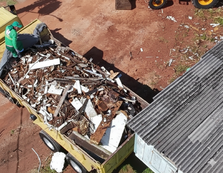 São José dos Pinhais remove mais de 48 toneladas de lixo em ação de limpeza no bairro Arujá