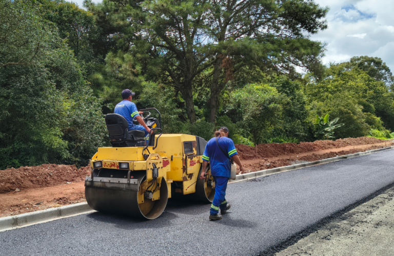 Rua Fiscal Machado avança na pavimentação com asfalto, ciclovia e calçadas
