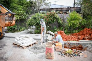 Rua Guilherme Otto Sell, no Jardim Itália, recebe meio-fio e novas calçadas com pavers