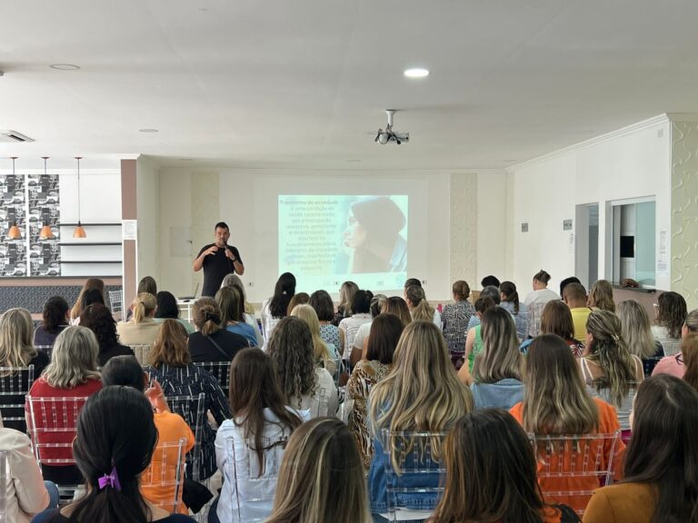 Educação de São José dos Pinhais promove formação em saúde mental para servidores