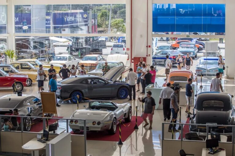Encontro de carros antigos reúne mais de 100 clássicos em concessionária na RMC