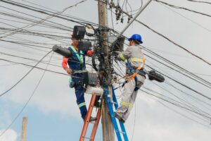 Prefeitura realiza ação conjunta para retirada de cabos de telefonia e fibra ótica irregulares em São José dos Pinhais