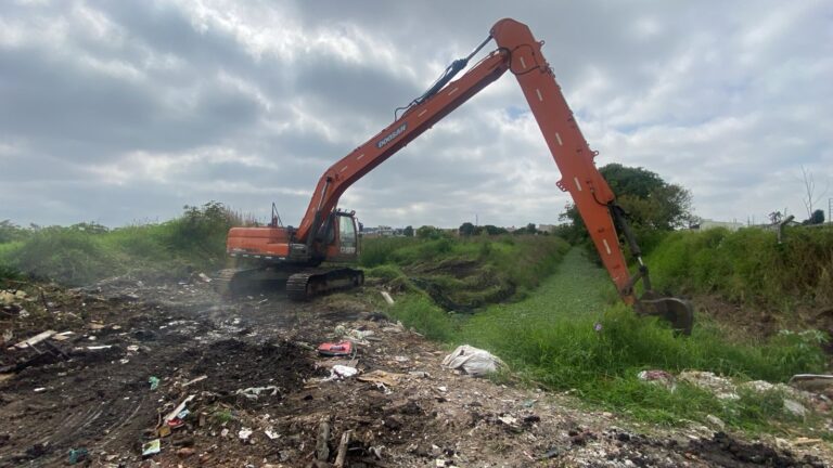 Limpeza de canais reforça drenagem e ajuda a prevenir alagamentos em bairros de São José dos Pinhais