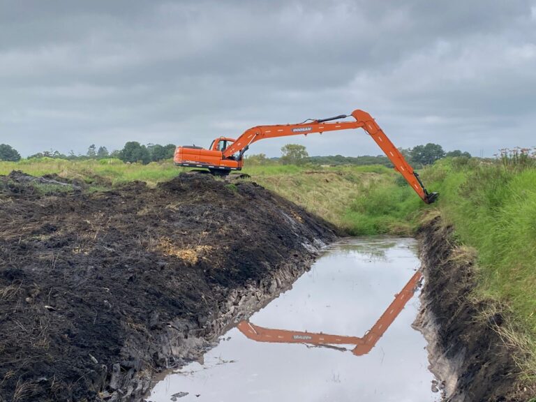 Limpeza de canal extravasor avança e reforça drenagem no Guatupê e Ipê