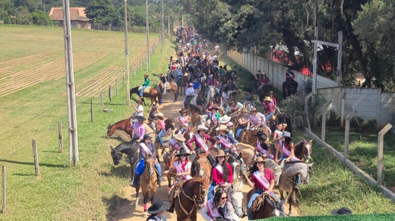Cavalgada do Batom reúne mais de mil mulheres em São José dos Pinhais