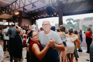 Baile de Dia das Mães leva entretenimento para mil idosos na Colônia Mergulhão