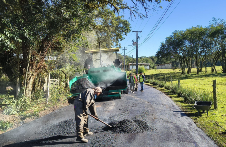 Rua Alcebíades da Cruz recebe nova capa asfáltica no Campo Largo da Roseira