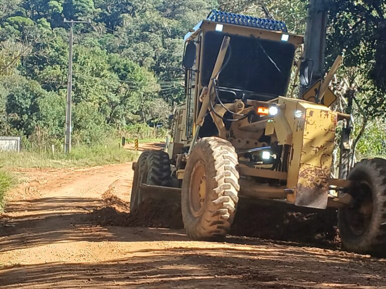 Após período de chuvas, Prefeitura intensifica serviços de patrolamento em diferentes regiões de São José dos Pinhais