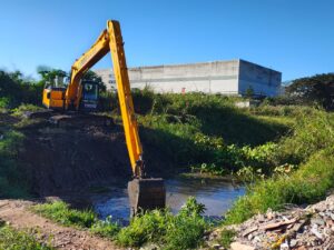 Prefeitura de São José dos Pinhais realiza limpeza e desassoreamento do Rio Maciel para reduzir riscos de alagamentos no Jardim Suíça